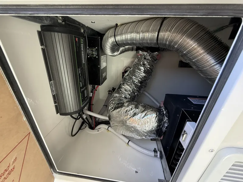 Slide: The Image of Parker Marine 247 Explorer TWIN 150S AND AIR COND. 2026 - 18