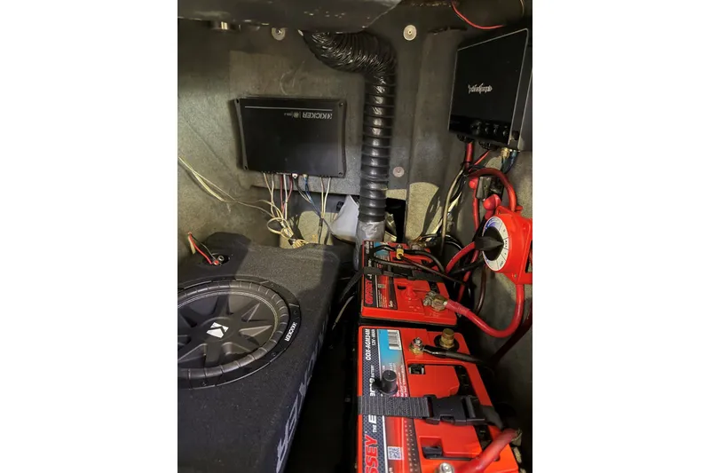 Slide: The Image of 2003 Malibu Wakesetter 21 VLX audio system with batteries and wiring setup. - 15