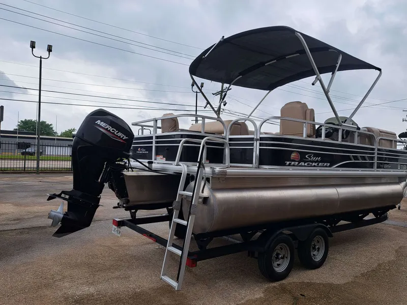 Slide: The Image of Sun Tracker FB20 DLX 2022 - 9