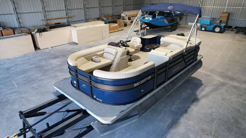 Slide: The Image of Crest 200 L 2019 - 16