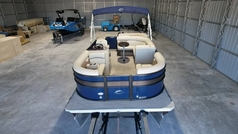 Slide: The Image of Crest 200 L 2019 - 18