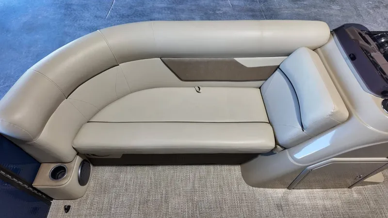 Slide: The Image of Crest 200 L 2019 - 23