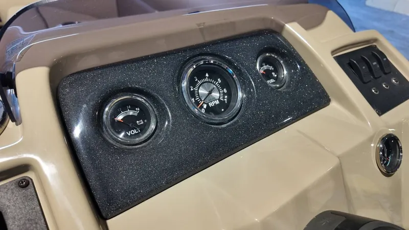 Slide: The Image of Crest 200 L 2019 - 37