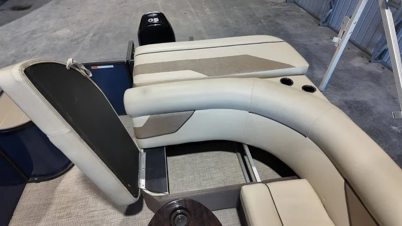 Slide: The Image of Crest 200 L 2019 - 50