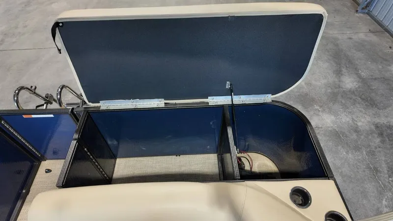 Slide: The Image of Crest 200 L 2019 - 52