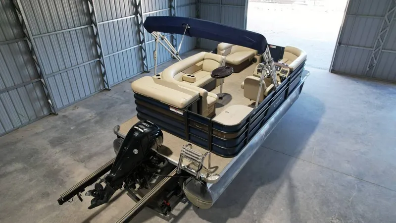 Slide: The Image of Crest 200 L 2019 - 6