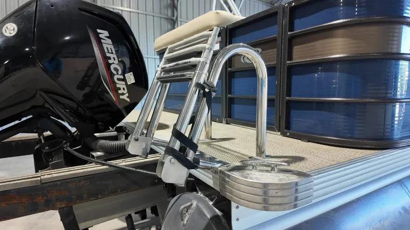 Slide: The Image of Crest 200 L 2019 - 8