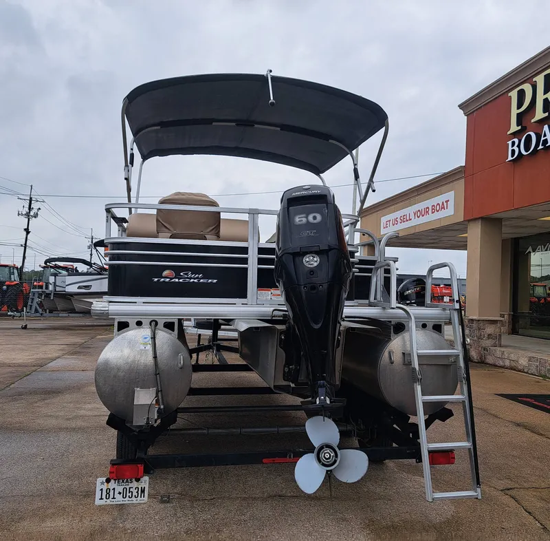 Slide: The Image of Sun Tracker FB20 DLX 2022 - 10