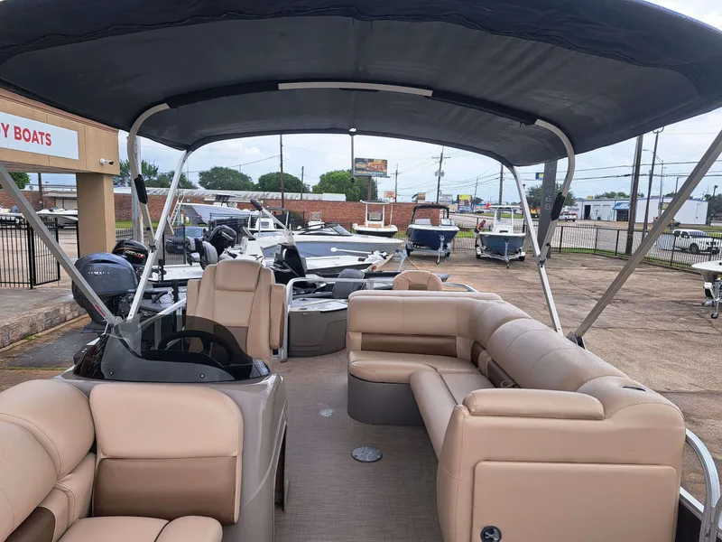 Slide: The Image of Sun Tracker FB20 DLX 2022 - 11