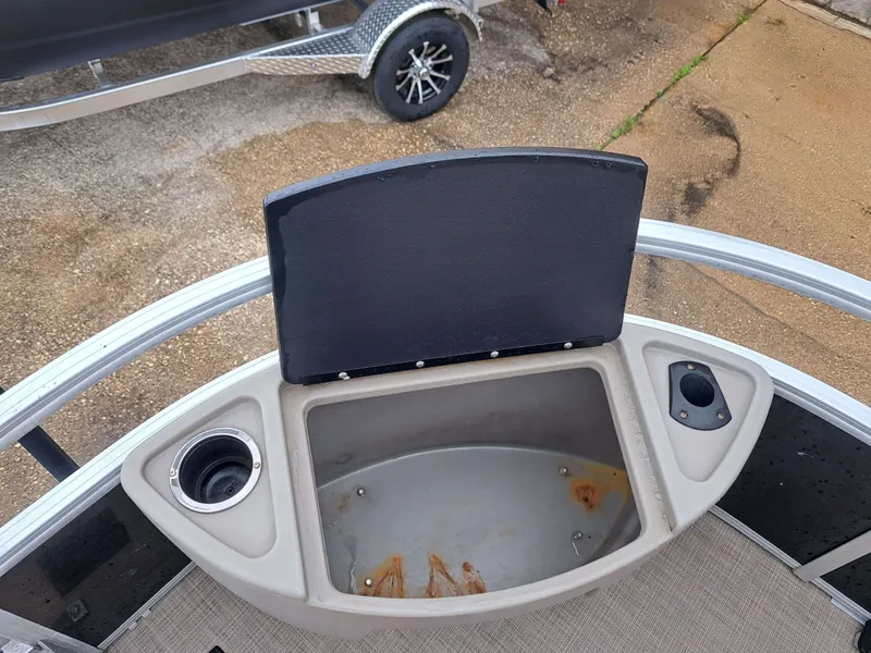 Slide: The Image of Sun Tracker FB20 DLX 2022 - 13