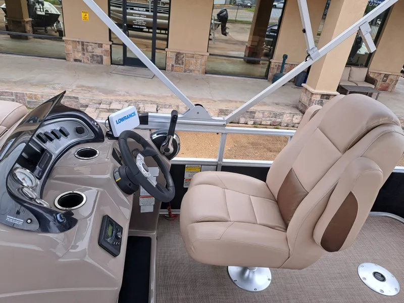 Slide: The Image of Sun Tracker FB20 DLX 2022 - 22