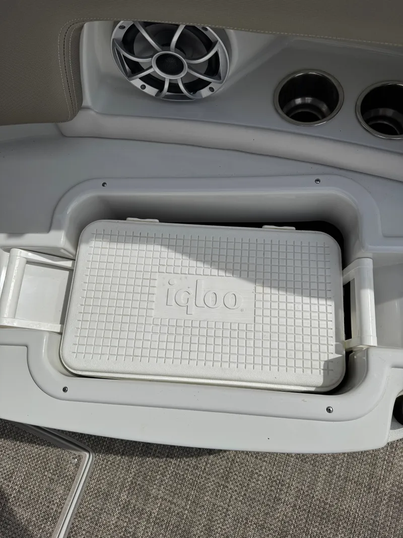 Slide: The Image of Crownline Boats E27EC 2018 - 17