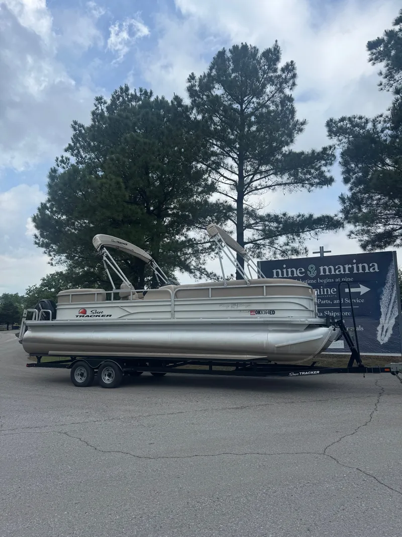 The Image of Sun Tracker Party Barge 24DLX 2016 - 1