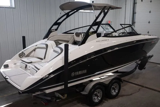 Slide: The Image of Yamaha 242 Limited S 2017 - 3