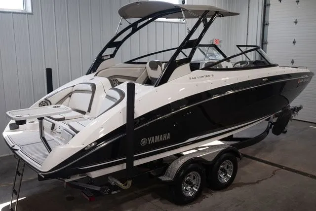 Slide: The Image of Yamaha 242 Limited S 2017 - 4