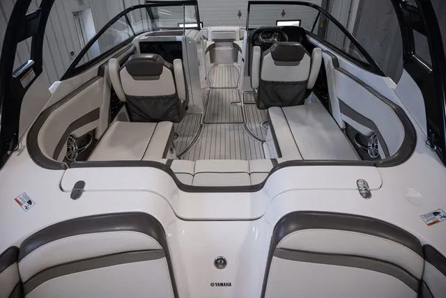 Slide: The Image of Yamaha 242 Limited S 2017 - 7