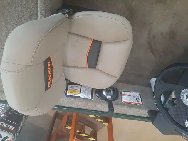 Slide: The Image of Tracker Bass Tracker Classic Limited 2026 - 10