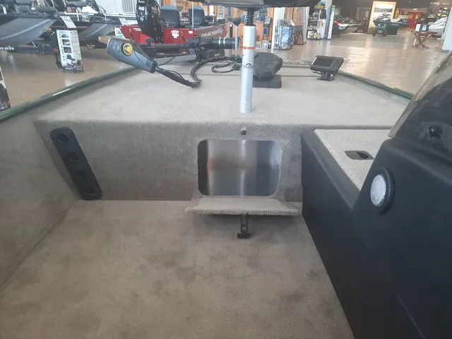 Slide: The Image of Tracker Bass Tracker Classic Limited 2026 - 16