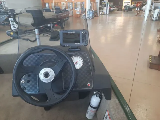 Slide: The Image of Tracker Bass Tracker Classic Limited 2026 - 25