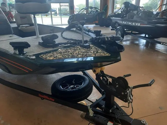 Slide: The Image of Tracker Bass Tracker Classic Limited 2026 - 26