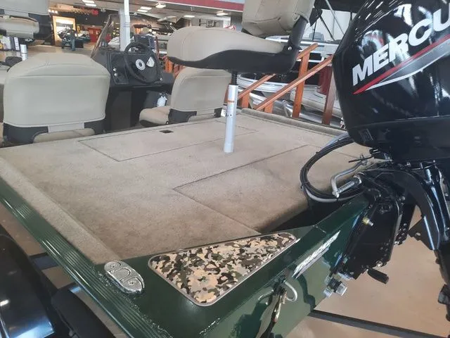 Slide: The Image of Tracker Bass Tracker Classic Limited 2026 - 3