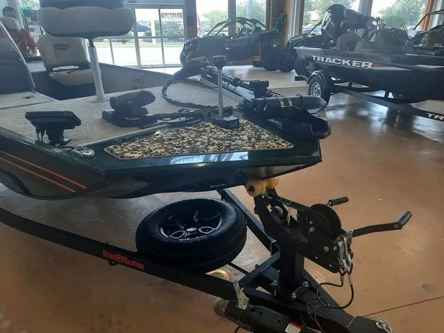 Slide: The Image of Tracker Bass Tracker Classic Limited 2026 - 4