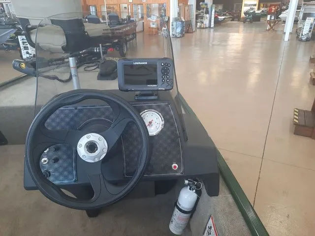 Slide: The Image of Tracker Bass Tracker Classic Limited 2026 - 5