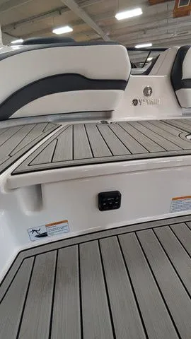 Slide: The Image of Yamaha 195S 2025 - 21