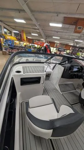 Slide: The Image of Yamaha 195S 2025 - 5