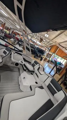 Slide: The Image of Yamaha 195S 2025 - 6