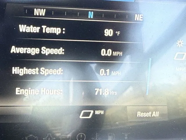 Slide: The Image of Yamaha Boats 195S 2023 display showing water temperature and speed. - 36