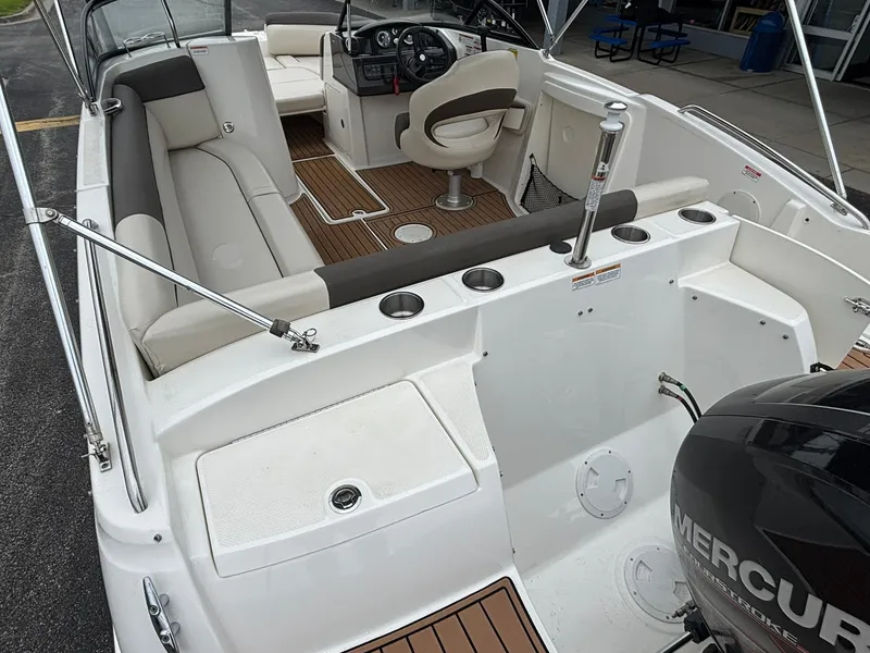 Slide: The Image of Bayliner 210 DB 2019 - 12