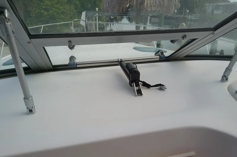 Slide: The Image of 1998 Sea Ray Sundancer 330 boat windshield and deck view. - 22