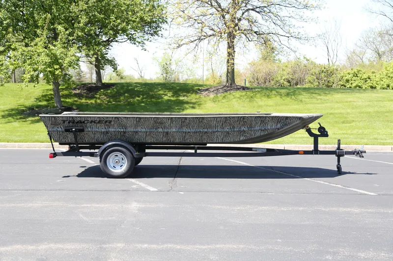 Slide: The Image of Tracker Grizzly 1754 Utility 2026 - 17