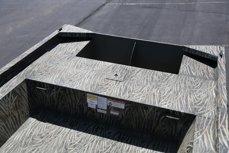 Slide: The Image of Tracker Grizzly 1754 Utility 2026 - 21