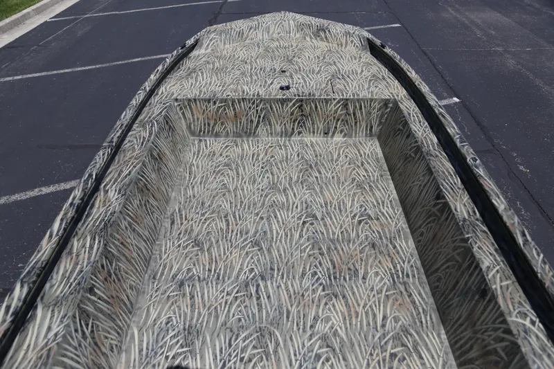 Slide: The Image of Tracker Grizzly 1754 Utility 2026 - 22