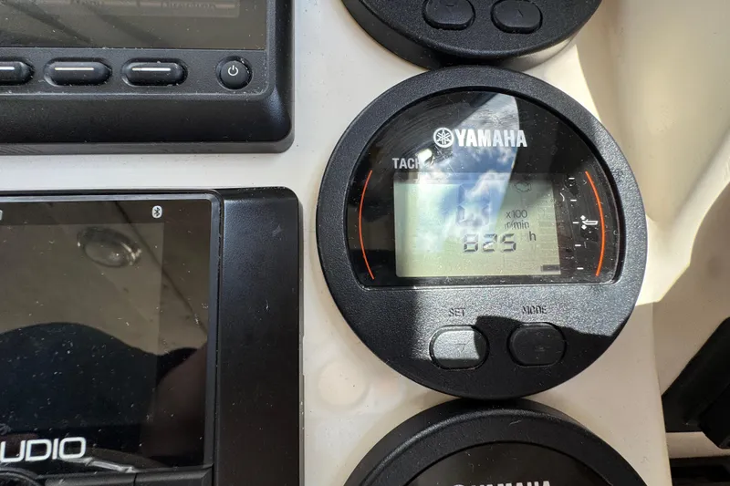 Slide: The Image of Yamaha tachometer on 2016 Defiance Admiral 270 EX boat, displaying 825 hours. - 16