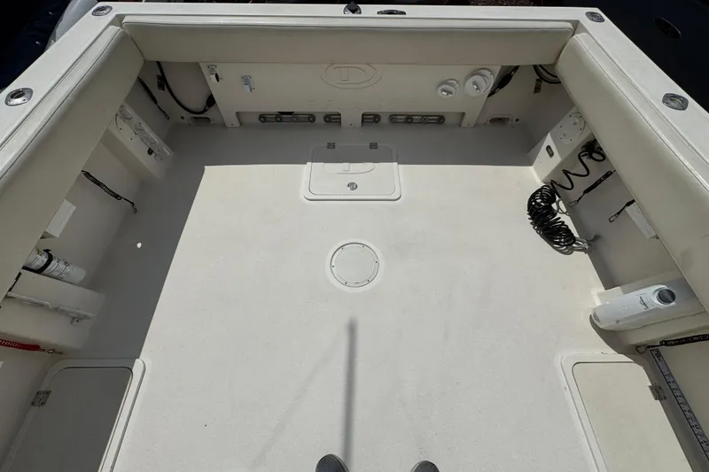 Slide: The Image of 2016 Defiance Admiral 270 EX boat deck, spacious and well-equipped for fishing. - 5