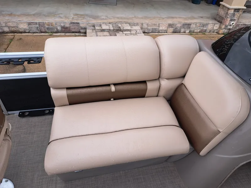 Slide: The Image of Sun Tracker FB20 DLX 2022 - 16