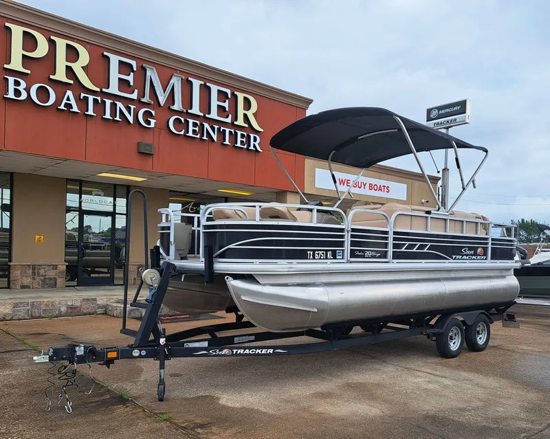 Slide: The Image of Sun Tracker FB20 DLX 2022 - 3