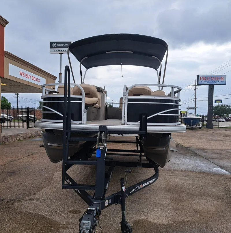 Slide: The Image of Sun Tracker FB20 DLX 2022 - 5