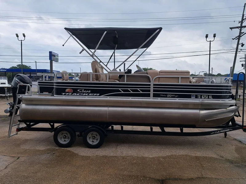 Slide: The Image of Sun Tracker FB20 DLX 2022 - 8