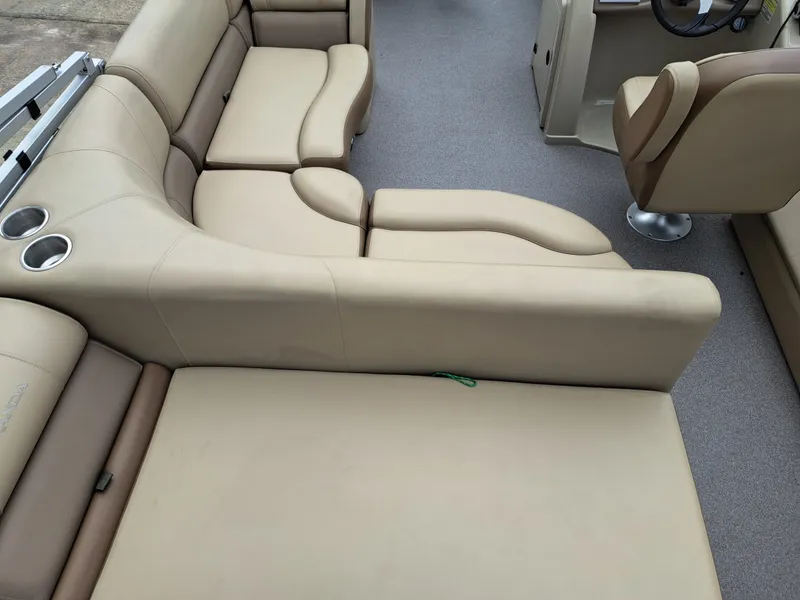 Slide: The Image of Veranda VF20F4 2018 - 25