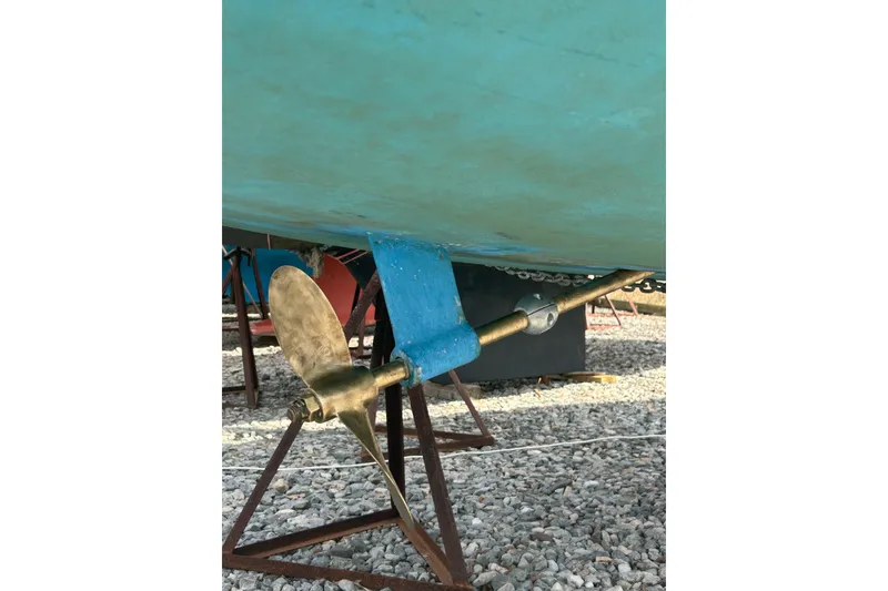 Slide: The Image of Propeller and shaft of a 1994 Catalina 270 sailboat on a gravel surface. - 5