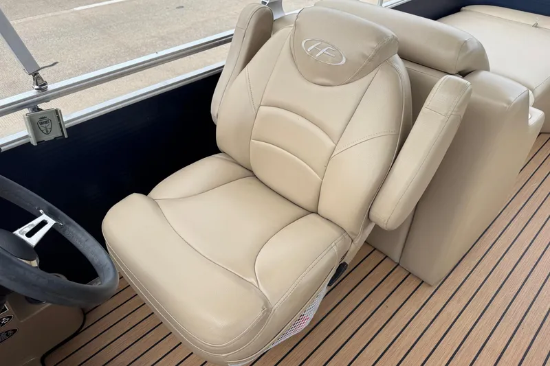 Slide: The Image of Beige captain's chair on 2015 Harris FloteBote 220 Cruiser CX boat. - 6