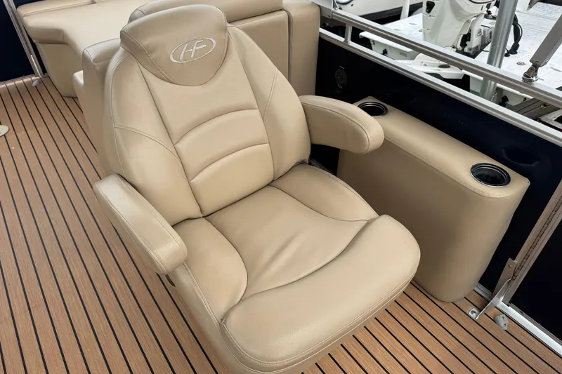 Slide: The Image of Luxurious beige captain's chair on 2015 Harris FloteBote 220 Cruiser CX pontoon boat. - 7