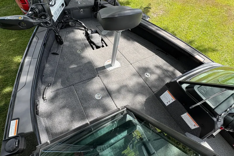 Slide: The Image of 2026 Lund 2075 Pro-V Sport boat interior with seating and carpeted deck. - 47