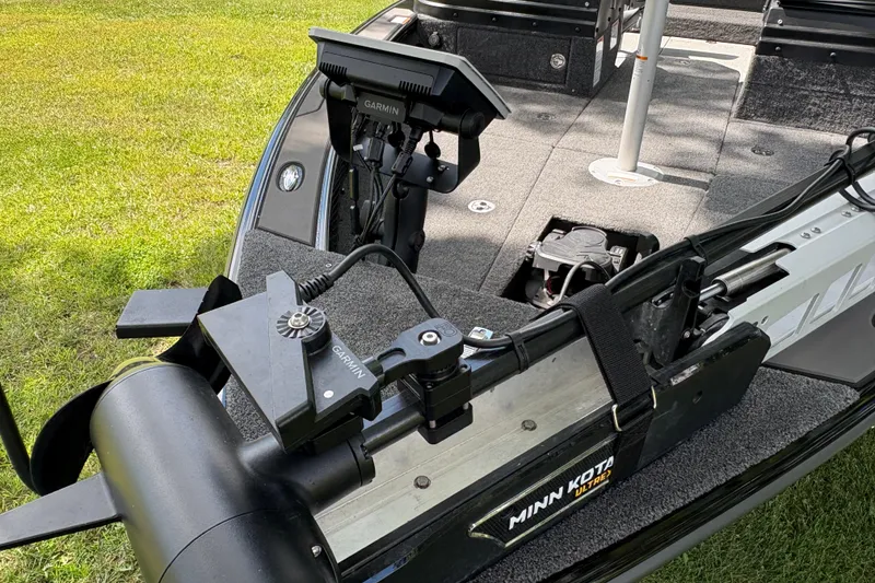 Slide: The Image of 2026 Lund 2075 Pro-V Sport boat with Minn Kota trolling motor and Garmin electronics. - 48