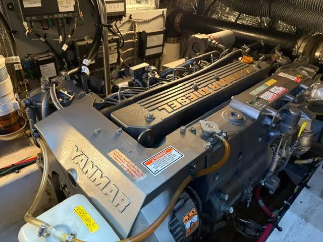 Slide: The Image of Cruisers 405 Express Motoryacht 2005 - 47