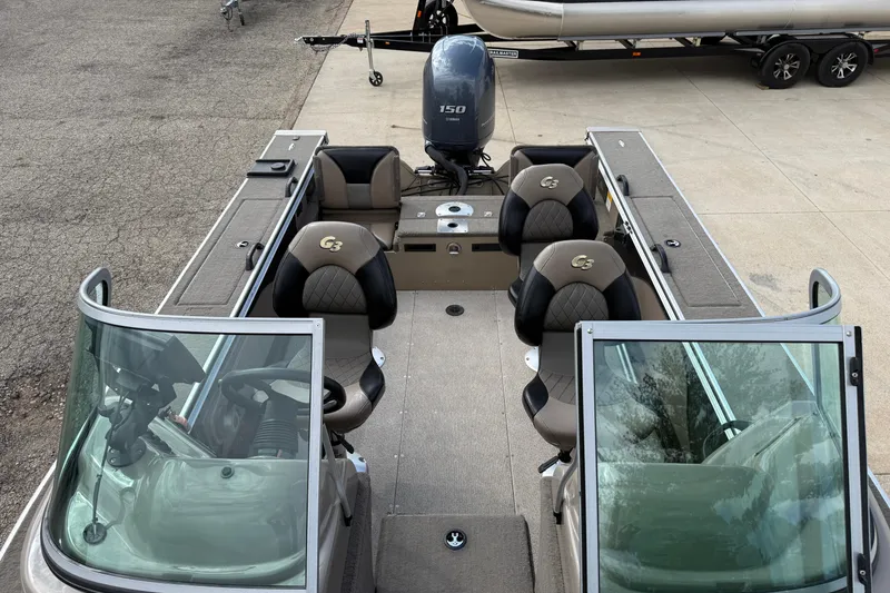 Slide: The Image of 2013 G3 Angler V185 SF boat interior with seating and steering console. - 15